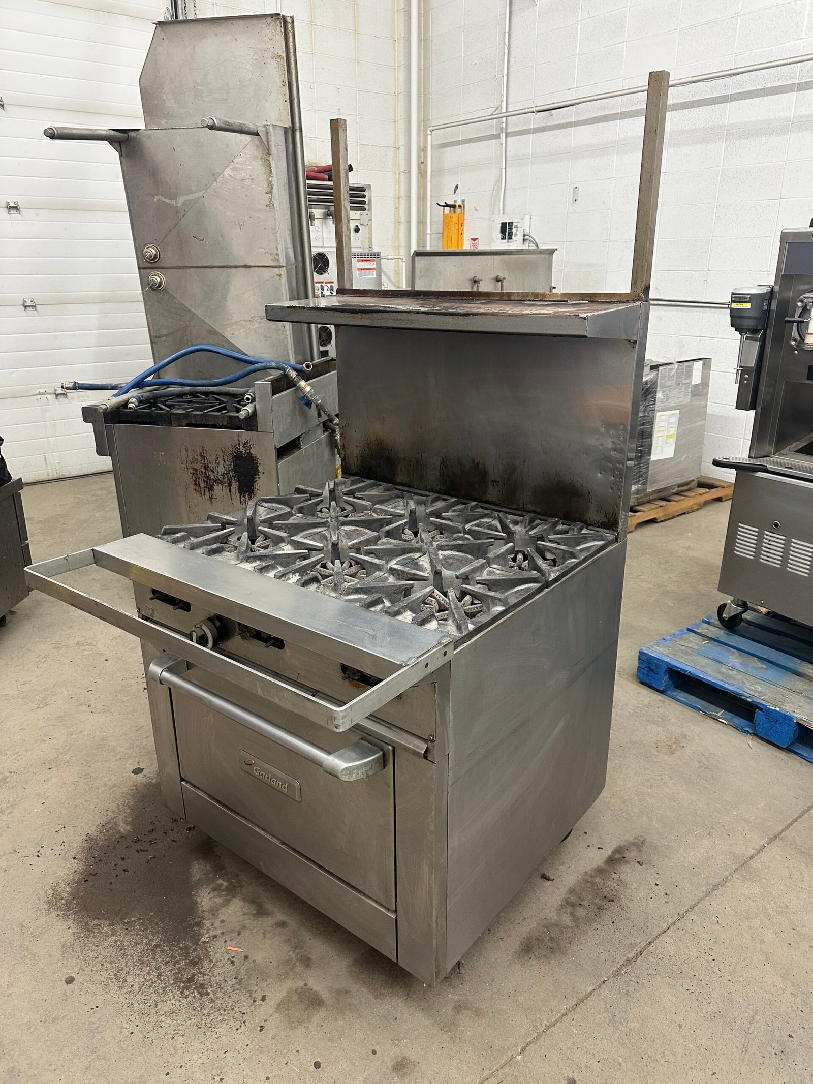 36″ Natural Gas 6 Burner Range w/ Standard Oven & Storage Shelf – 236,000 BTU